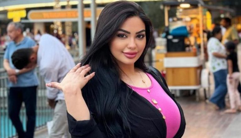 تنشر محتوى غير لائق.. ضبط عملات مختلفة وذهب وخمور مع البلوجر نرمين طارق